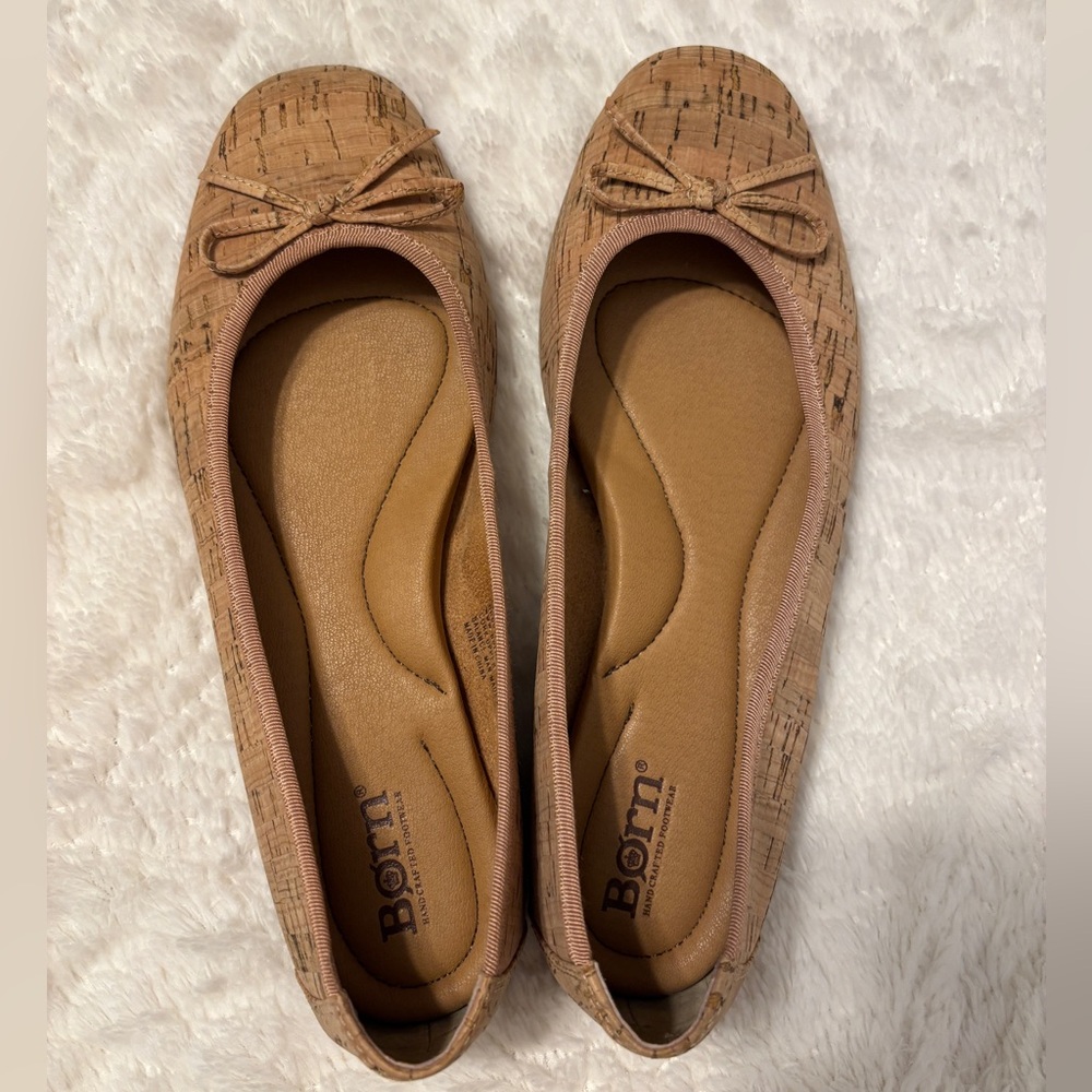 Born flats with bow. Size 8. Barely worn. Great condition!